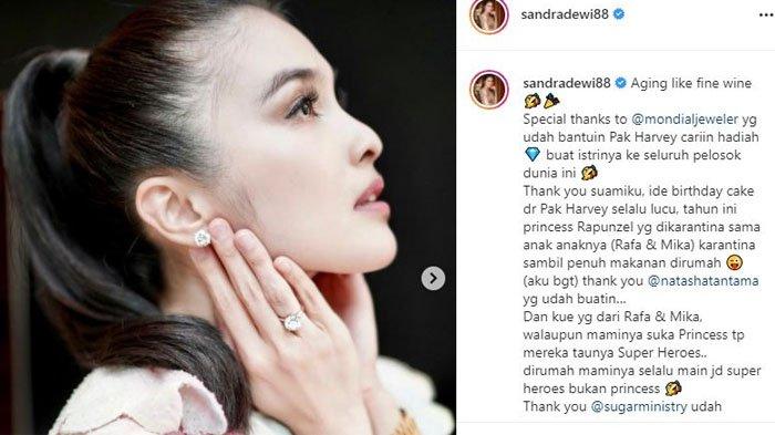 Sandra Dewi dapat perhiasan berbalut berlian mewah di ultahnya ke-38 dari sang suami