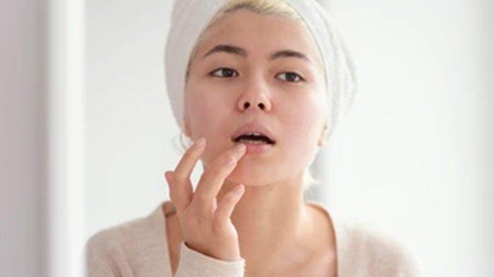 Ilustrasi perempuan sedang melakukan scrub.