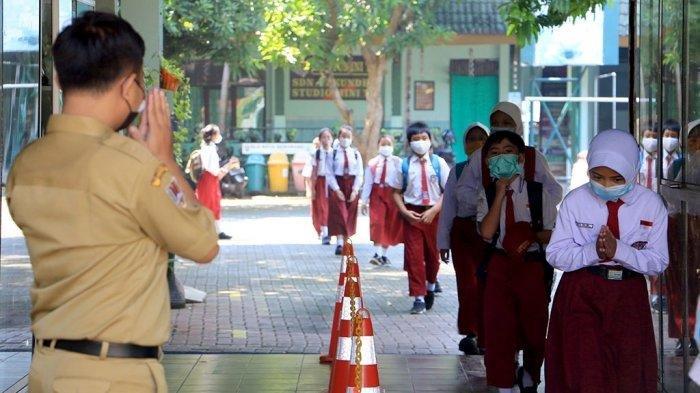 Sejumlah siswa mengikuti pembelajaran tatap muka.