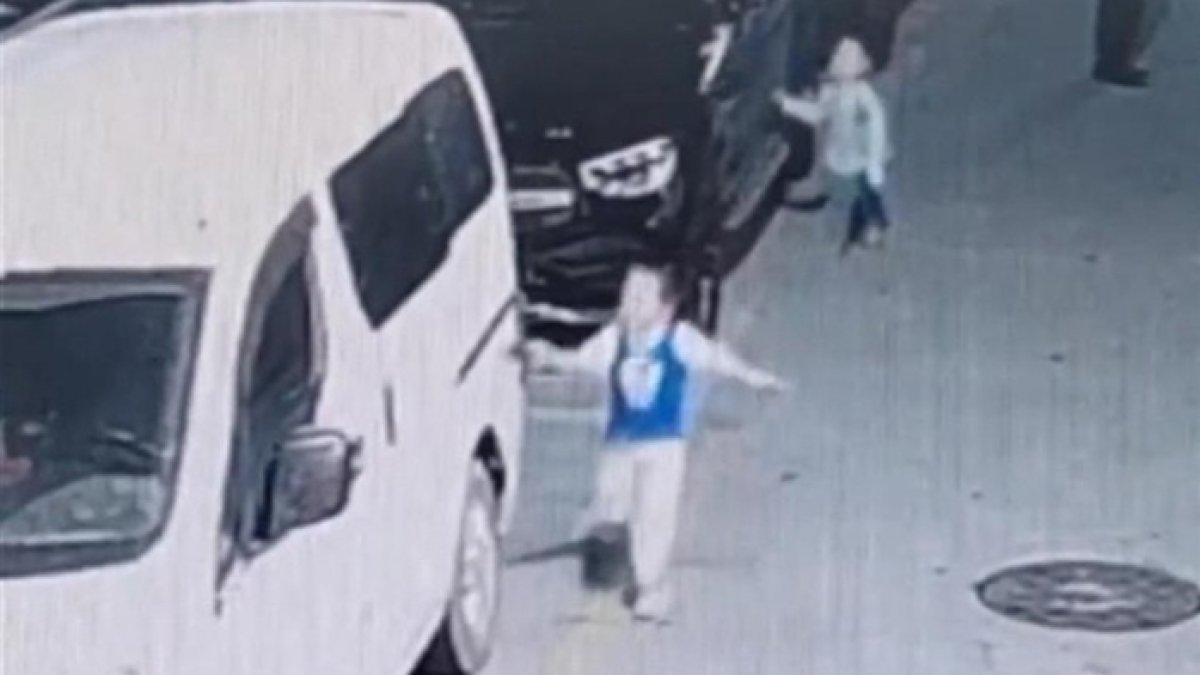 Seorang bocah ketahuan mengores mobil milik tetangga.