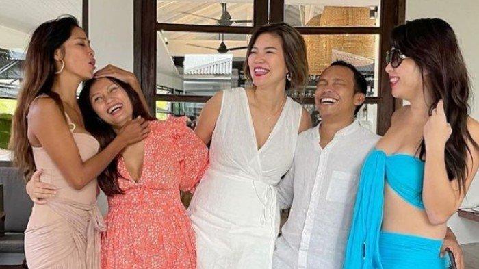 Shanty bersyukur dikelilingi oleh teman-teman yang baik
