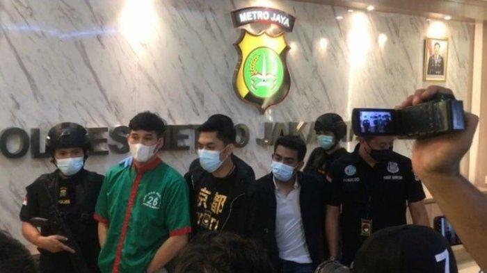 Suami Nindy Ayunda, Askara Parasady Harsono (baju hijau), dalam jumpa pers kasus narkoba di Polres Metro Jakarta Barat, Selasa (12/1/2021)