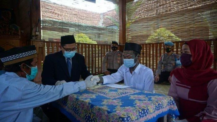 Suasana ijab qobul sepasang kekasih yang berlangsung di Polres Purbalingga, pada Senin (5/4/2021).