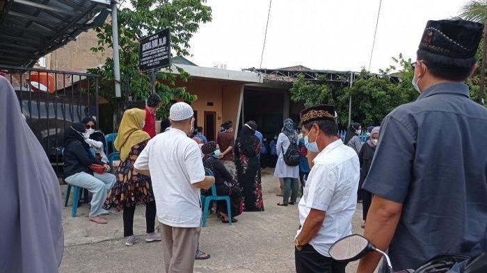Suasana rumah duka kediaman dokter JF (49) tenaga medis yang ditemukan meninggal Dunia di dalam mobil.