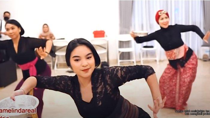 Syandria menari bersama Venna Melinda