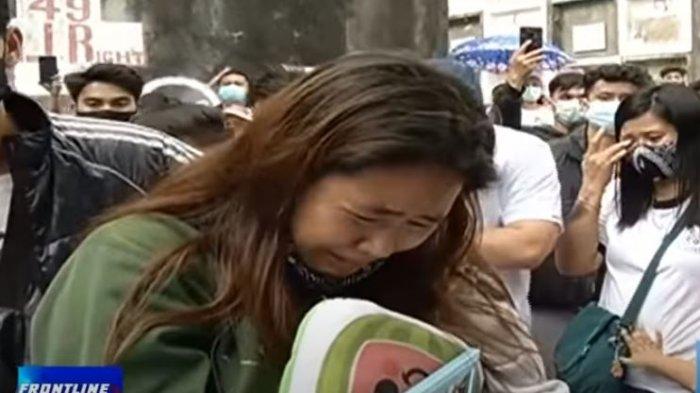 Tangis Eloisa melihat jenazah putranya untuk terakhir kali
