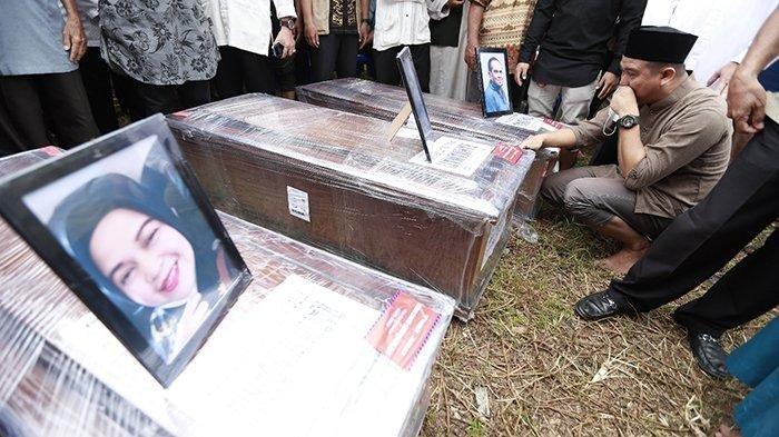 Tangis Irfansyah pecah makamkan 5 anggota keluarganya termasuk Yumna