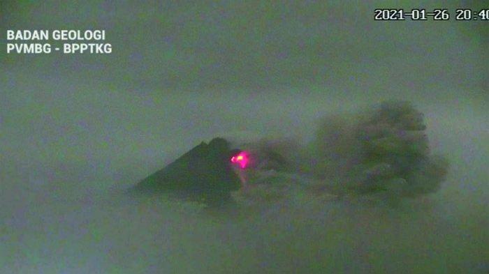 Tangkapan layar aktivitas Gunung Merapi yang mengeluarkan awan panas pada Selasa, (26/1/2021).