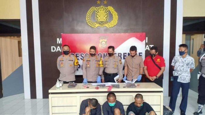 Tanhar (43), Mirzal Hadi (31) dan Fikri (23) tiga pelaku pemerkosaan yang menewaskan AM (26) saat berada di Polres Lahat, Sabtu (26/9/2020).