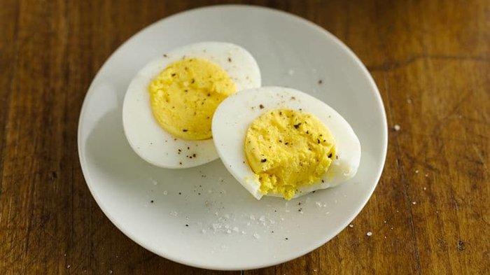 Telur rebus.