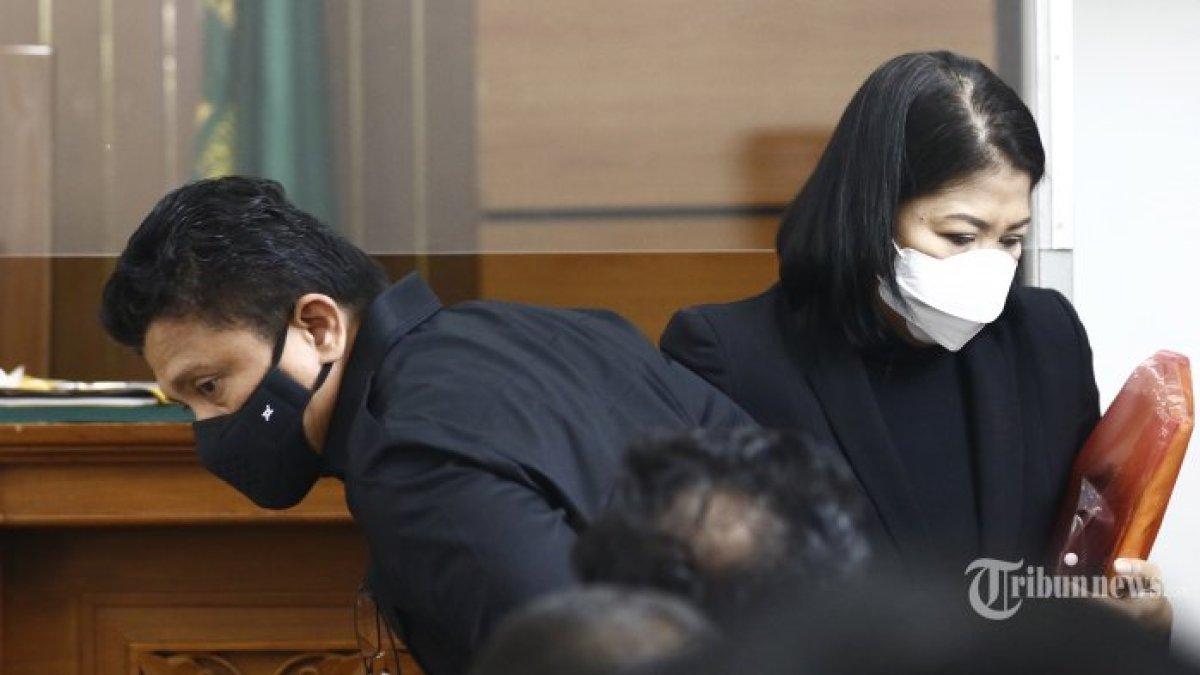Terdakwa Ferdy Sambo dan Putri Candrawathi setelah berpelukan di sela-sela sidang kasus pembunuhan berencana Brigadir Nopriansyah Yosua Hutabarat (Brigadir J) di Pengadilan Negeri Jakarta Selatan, Selasa (1/11/2022). Ferdy Sambo dan Putri Candrawathi kompak menolak untuk memberikan kesaksian dalam sidang pembunuhan Brigadir J di PN Jakarta Selatan.
