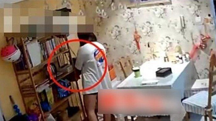 Terekam dalam kamera CCTV, wanita ini mencuri uang dan perhiasan dari sahabatnya yang mengundangnya makan malam. Ia sempat menyangkal saat ditanyai polisi, namun bukti rekaman CCTV membuatnya tidak bisa mengelak