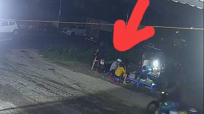 Terlalu asyik ngobrol, pria tak sadar motornya dicuri.