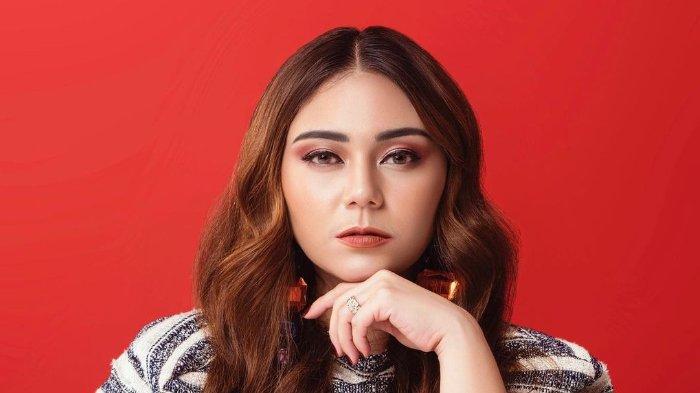 Setelah hampir setahun menjanda, Thalita Latief kini pamer kemesraan bareng seorang pria.