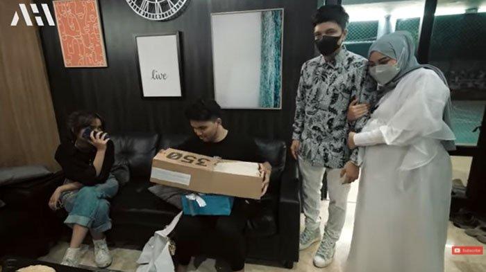 Thariq Halilinar antusias buka kado dari Fuji.
