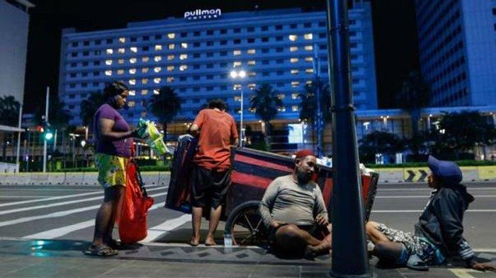 Tukang rongsokan tengah istirahat di kawasan Jalan MH Thamrin, Jakarta.