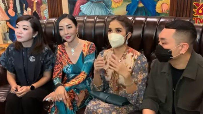 Ussy Sulistiawati, Airyn Tanu dan dua temannya mengadakan aksi sosial dengan menggelar acara nikah gratis.