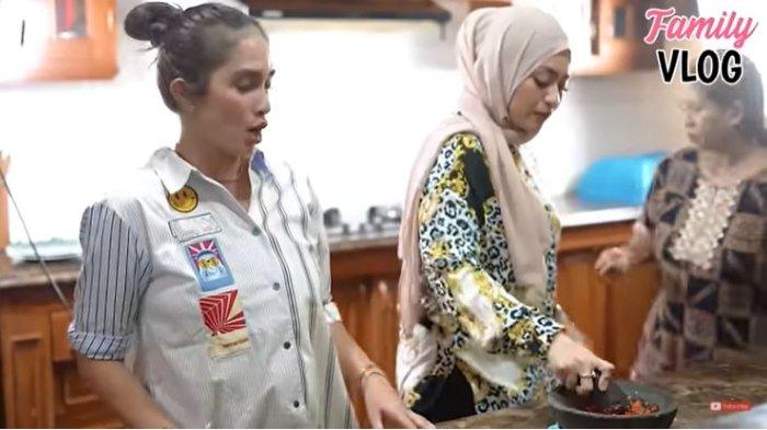 Ussy Sulistyawati dan Nathalie Holscher