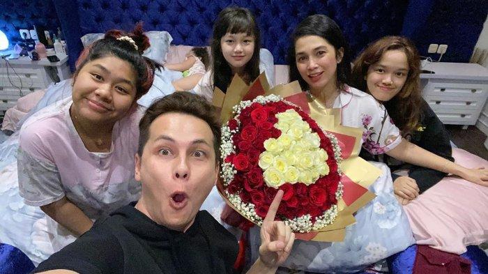Ussy Sulistyawati dapat surprise ulang tahun dari Andhika Pratama dan anak-anaknya
