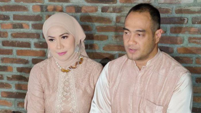 Venna Melinda dan Ferry Irawan saat Grid.ID jumpai di kawasan Ciputat, Tangerang Selatan pada Rabu (23/3/2022).