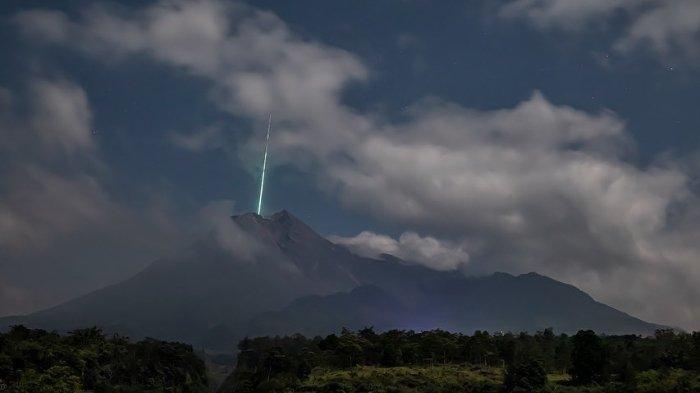 Media sosial diramaikan dengan viralnya foto kilatan cahaya diduga meteor jatuh di puncak Gunung Merapi, Yogyakarta. Foto tersebut diambil dan dibagikan oleh akun Instagram @gunarto_song, Kamis (27/5/2021).