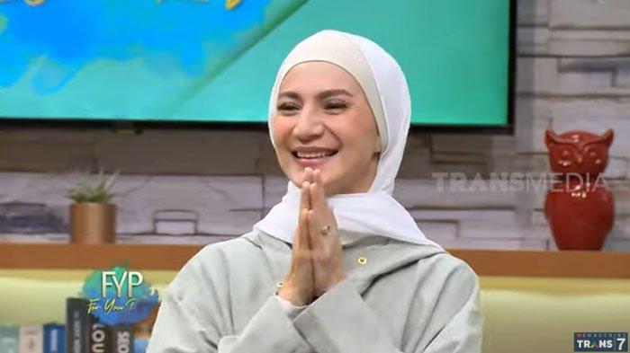 Wanda Hamidah tampil mengenakan hijab.