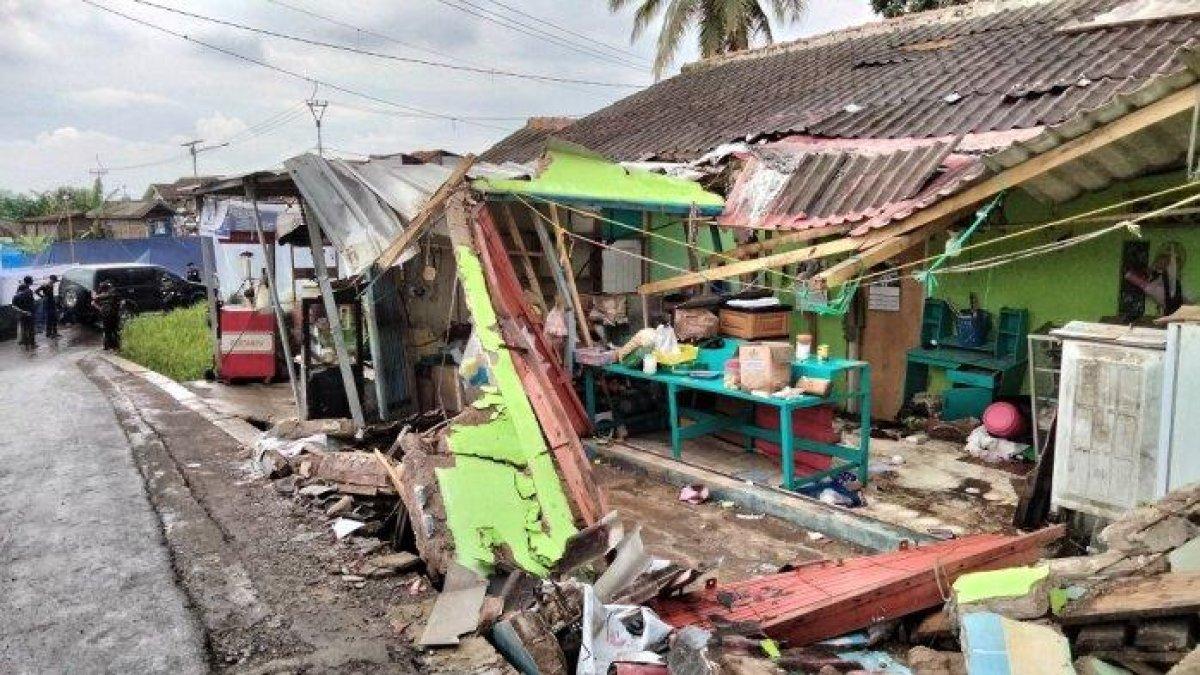 Warung-warung hancur akibat gempa bumi yang mengguncang wilayah Desa Benjot, Kecamatan Cugenang, Kabupaten Cianjur Jawa Barat, Jumat (25/11/2022).