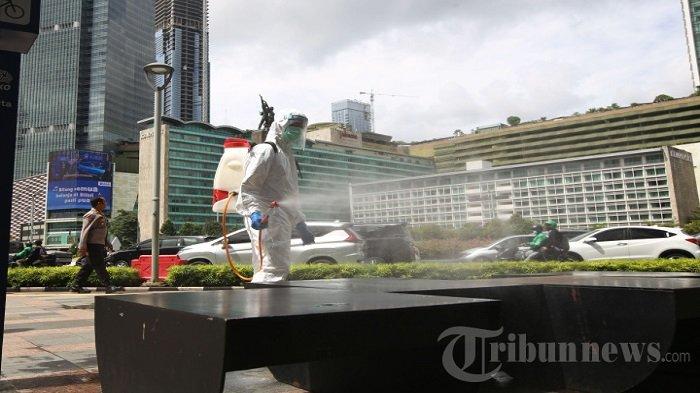 Petugas PMI DKI Jakarta melakukan penyemprotan disinfektan Fasilitas Umum di Kawasan Bundaran HI, Jakarta Pusat, Senin (7/2/2022). Kegiatan tersebut sebagai bentuk pencegahan penyebaran virus Omricon yang sedang tinggi-tingginya di Jakarta.