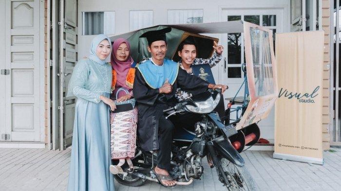Wisudawan lain menaiki mobil, Alex Satria justru tak malu diantar Ayahnya pakai becak motor saat wisuda drive thru. Begini kisahnya