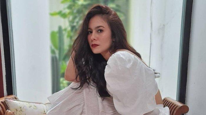 Tubuh bugar dan langsing serta wajah awet muda Wulan Guritno membuat iri banyak emak-emak