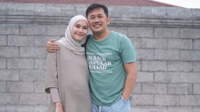Zaskia Adya Mecca dan Hanung Bramantyo