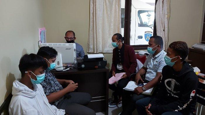MELAPOR - Korban penganiayaan Penyidik Polsek Sampoabalo, Kabupaten Buton, didampingi kuasa hukum, La Ode Abdul Faris, melapor di Propam Polda Sultra, Jumat (16/4/2021) sore.