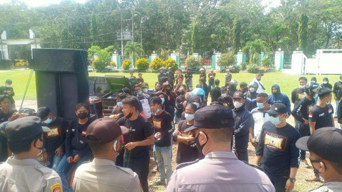 Massa aksi aliansi geram pemuda revolusioner menggelar aksi unjuk rasa di Kantor DPRD Konawe, Senin (02/8/2021). Massa menuntut perbaikan jalan di Desa Lalohao dan Tawarolondo Kecamatan Wonggeduku Kabupaten Konawe, Sulawesi Tenggara.