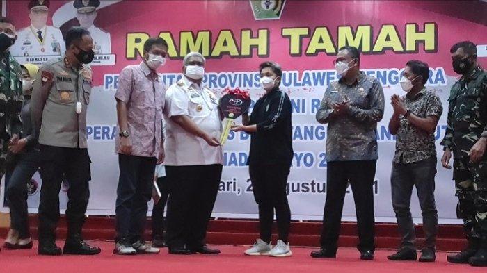 Apriyani Rahayu saat menerima secara simbolis hadiah mobil Toyota Innova yang diserahkan langsung Gubernur Sultra Ali Mazi, Jumat (27/8/2021).