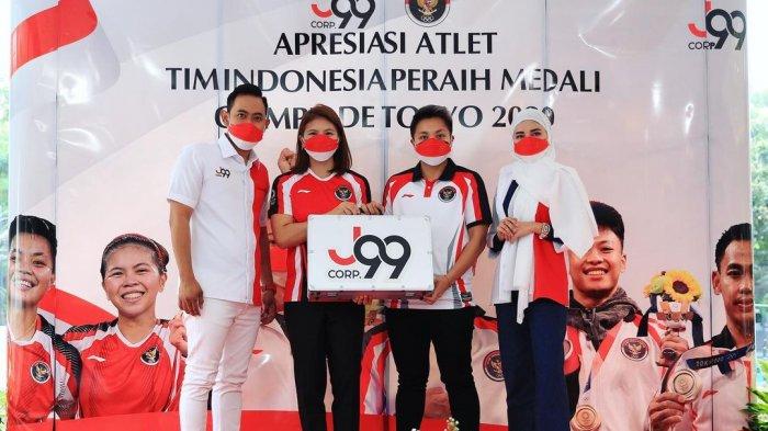 Apriyani Rahayu dan Greysia Polii diapit pasangan Gilang Widya Pramana atau Juragan 99 dan Shandy Purnamasari pada penyerahan hadiah kepada pebulutangkis peraih medali emas Olimpiade Tokyo 2020 tersebut belum lama ini.