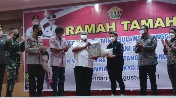 Apriyani Rahayu memberikan kenang-kenangan kepada Gubernur Sultra Ali Mazi saat menghadiri ramah tamah di Rumah Jabatan Gubernur Sultra, Jumat (27/8/2021).