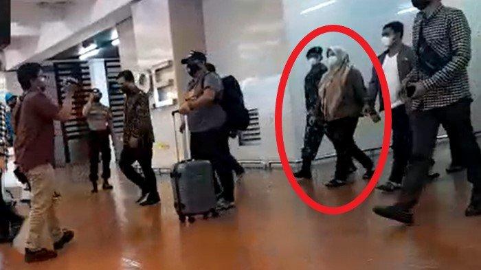Detik-detik Bupati Kolaka Timur (Koltim) Andi Merya Nur tiba di Bandara Soekarno Hatta, Tangerang, Banten, Rabu (22/09/2021), dibawa KPK ke Jakarta.