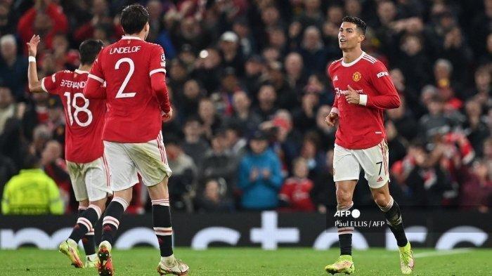 Striker Manchester United asal Portugal Cristiano Ronaldo (kanan) merayakan mencetak gol ketiga timnya selama pertandingan sepak bola grup F Liga Champions antara Manchester United dan Atalanta di stadion Old Trafford di Manchester, barat laut Inggris, pada 20 Oktober 2021. (PAUL ELLIS / AFP)