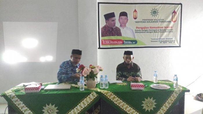 Sekretaris Wilayah Muhammadiyah Sultra Muh Alifuddin sebagai narasumber. Serta Sainuddin sebagai moderator Tausiah, peringati Nuzulul Qur'an yang dirangkaikan pada pengajian Ramadhan Aisyiyah, di gedung dakwah Aisyiyah di Baruga, Kota Kendari, Kamis (29/4/2021).