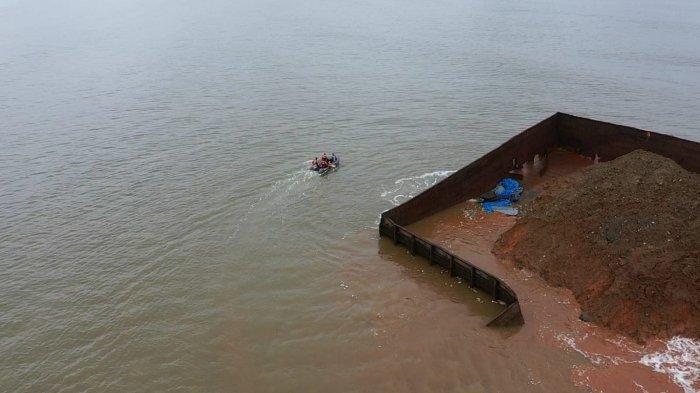 Tim SAR gabungan saat menyisir area parairan Pantai Batu Gong Kecamatan Lalonggasu Meeto Konawe, guna mencari dua wisatawan yang hilang seusai terseret arus lalu saat berenang, Minggu (11/07/2021) kemarin.