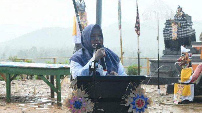 Plt Bupati Koltim saat memberikan sambutan peresmian salah satu Pura di Desa Tasahea Kecamatan Tirawuta Kabupaten Kolaka Timur. Andi bersama mendiang Bupati Koltim Samsul Bahri Madjid pernah berkomitmen agar tak membedakan latar belakang agama masyarakat di wilayahnya.