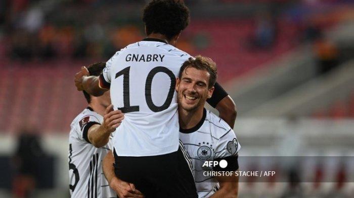 Gelandang Jerman Serge Gnabry (tengah) merayakan dengan pemain depan Jerman Jonas Hofmann (kiri) dan pemain tengah Jerman Leon Goretzka mencetak gol pada pertandingan sepak bola Grup J kualifikasi Piala Dunia Qatar 2022 antara Jerman dan Armenia, di Stuttgart, pada 5 September, 2021. (CHRISTOF STACHE / AFP)