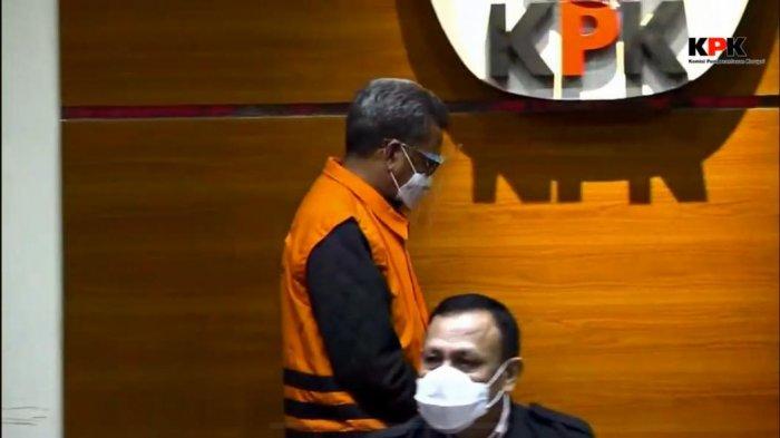 Gubernur Sulsel Nurdin Abdullah (NA) memakai rompi orange pada konferensi pers yang dilakukan Komisi Pemberantasan Korupsi (KPK) terkait operasi tangkap tangan (OTT) KPK, Minggu (28/02/2021) dinihari. KPK menetapkan NA sebagai tersangka kasus dugaan suap penyelenggara negara.