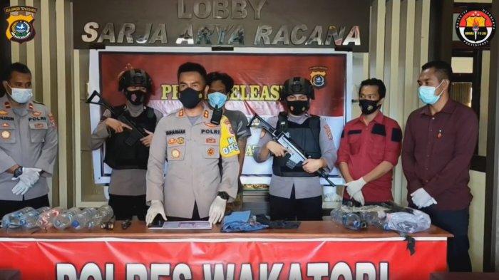 Kapolres Wakatobi AKBP Suharman Sanusi Suharman pada rilis kasus pembakaran rumah yang menyebabkan pasangan suami istri meninggal dunia di Mapolres Wakatobi, Jalan Abd Rahman, Wandoka Wangi Wangi, Kabupaten Wakatobi, Provinsi Sulawesi Tenggara (Sultra), Rabu (11/03/2021).