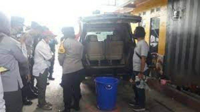 Sosok pelaku pembunuhan ibu anak di Subang, Polisi temukan 3 fakta yang salah satunya mengarah ke Mr X. Korban ibu dan anak yakni Tuti Suhartini (55) dan Amalia Ratu Mustika (23) ditemukan tewas di bagasi mobil di rumah mereka, Dusun Ciseuti, Desa Jalan Cagak, Kecamatan Jalan Cagak, Kabupaten Subang, Provinsi Jawa Barat (Jabar), Rabu (18/8/2021).