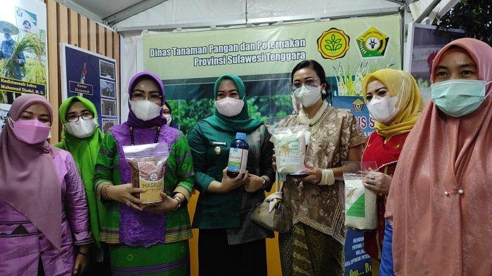 Kepala Dinas Perindustrian dan Perdagangan atau Disperindag Sultra Sitti Saleha (kedua kanan) menunjukkan produk komoditi di Stand Pameran Expo Sultra Hotel Claro Kendari
