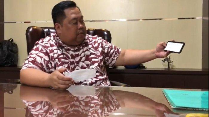 Ketua Kamar Dagang dan Industri Sulawesi Tenggara (Kadin Sultra) Anton Timbang menunjukkan surat permohonan yang diajukan ke Kadin Indonesia untuk menjadi tuan rumah pelaksanaan Musyawarah Nasional (Munas) Kadin di kantor Kadin Sultra, kawasan Kompleks Ruko Bypass, Jalan Brigjen M Yoenoes, Kota Kendari, Provinsi Sultra.