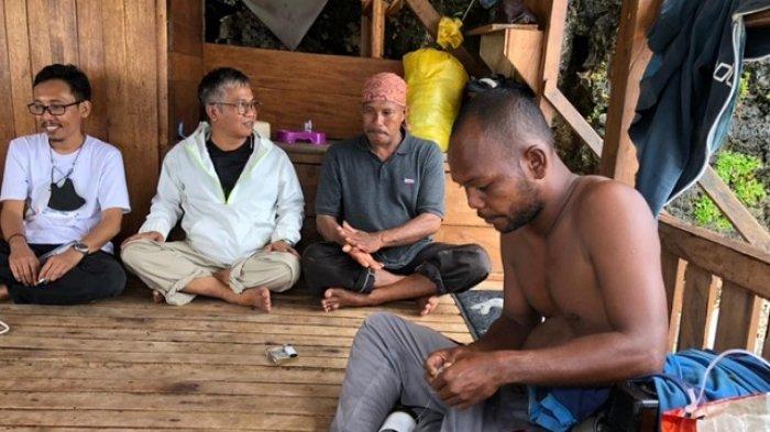 Langkelu (53) berikat kepala merah dan Lukman Bajo tak pakai baju, bersama Penulis (white coat) di Pondok Pancing Daeng Lala, Pantai Lakeba, Betuambari, Baubau, Sulawesi Tenggara, Sabtu (11/9/2021) siang.