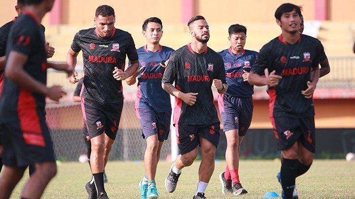 Suasana pemain Madura United saat latihan bersama di Stadion Gelora Madura Ratu Pamellingan Pamekasan, Selasa (29/6/2021).
