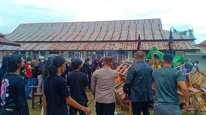 Mahasiswa Universitas Lakidende Konawe saat membakar bangku dan kursi kampus sebagai bentuk protes surat DO dari rektor kepada rekan mereka.